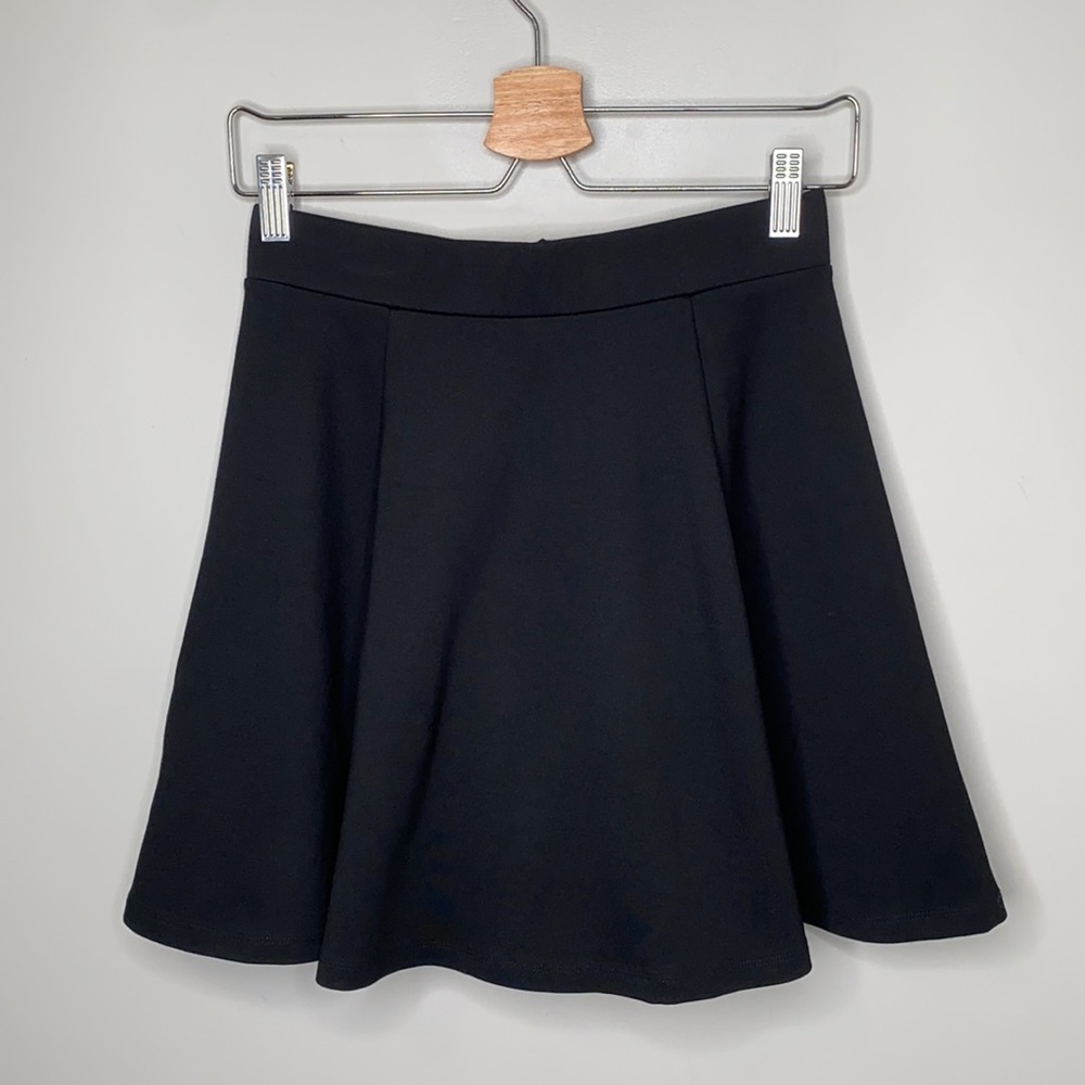✨ 3 for $35 ✨ H&M Black Skater Skirt